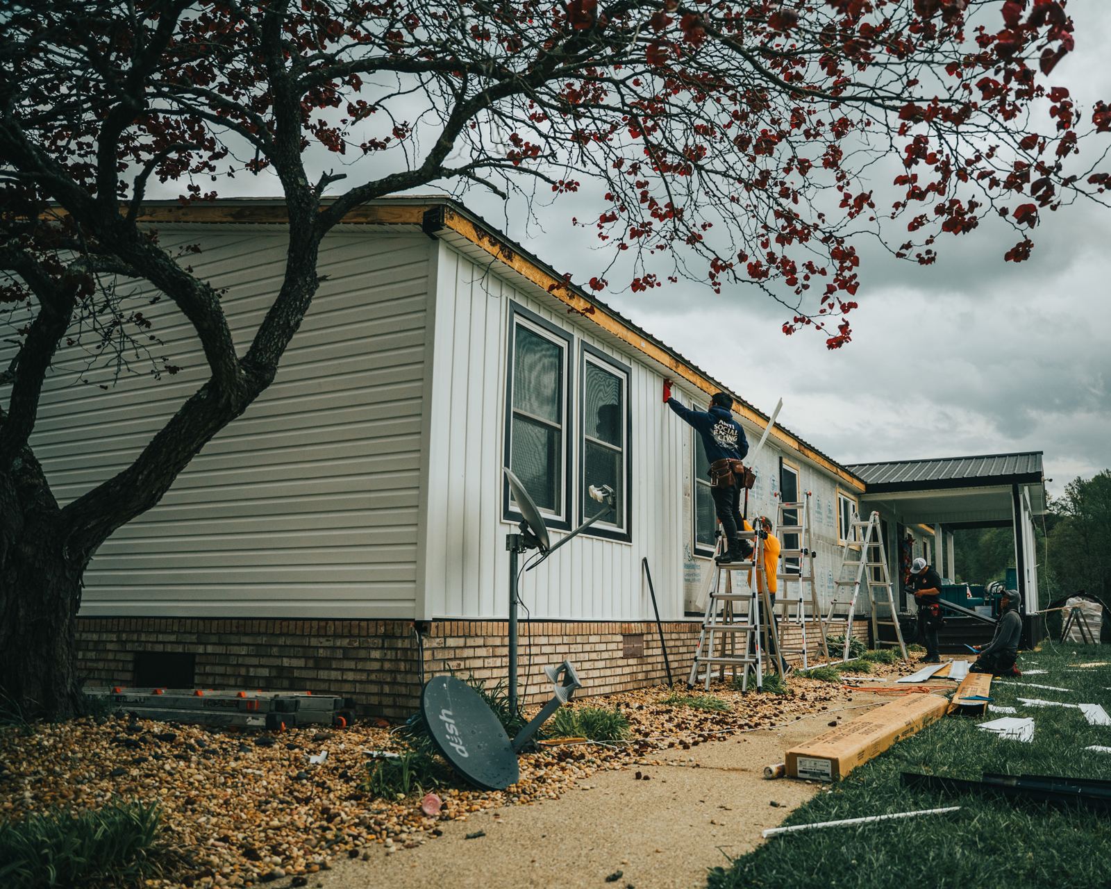 Pro4mance crew installing siding on a home in Laurel County, KY