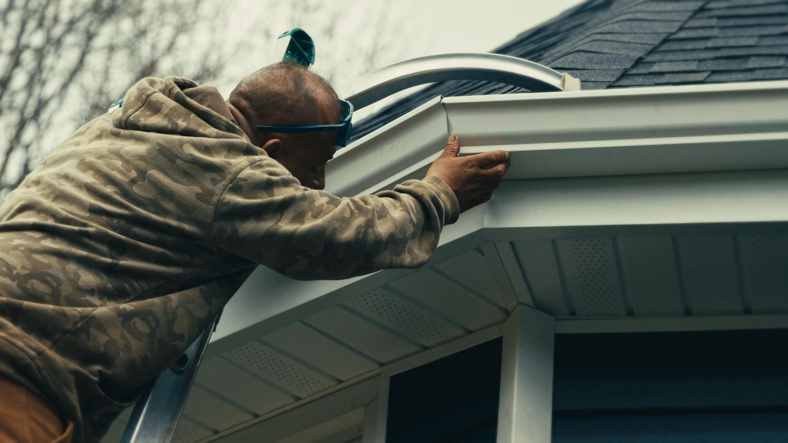 Pro4mance installer fitting a seamless gutter at the roof edge